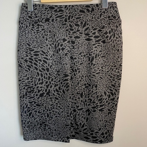 Jessica Women's Gray/Black Patterned Pull On Midi Skirt Size 2 - Picture 3 of 11